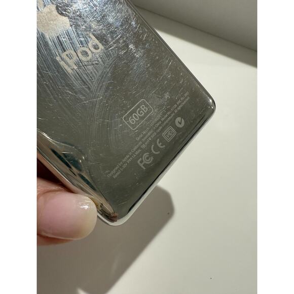 Apple iPod classic 5th Generation White (60 GB) Untested - Picture 3 of 6